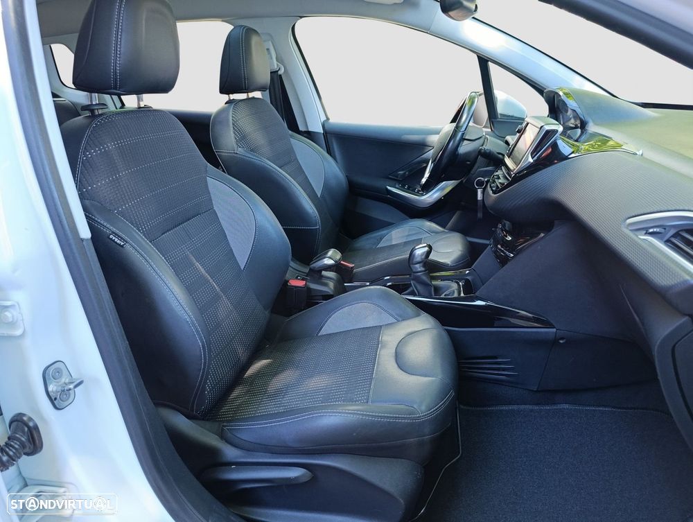 Peugeot 2008 1.2 PureTech Allure - 12