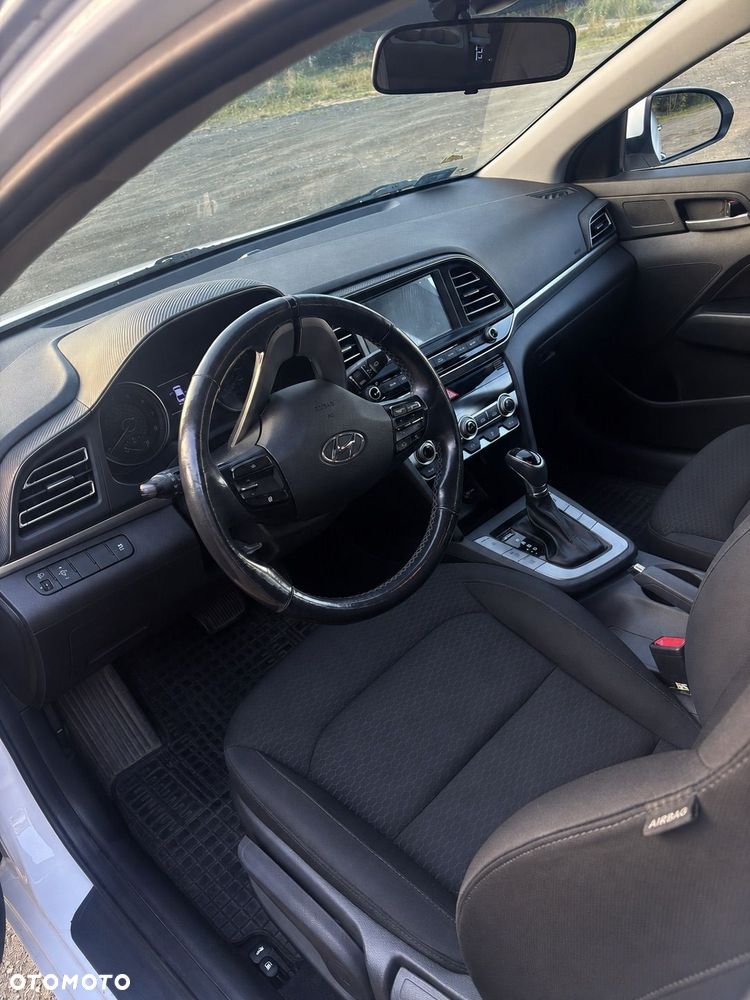 Hyundai Elantra 1.6 Comfort - 9