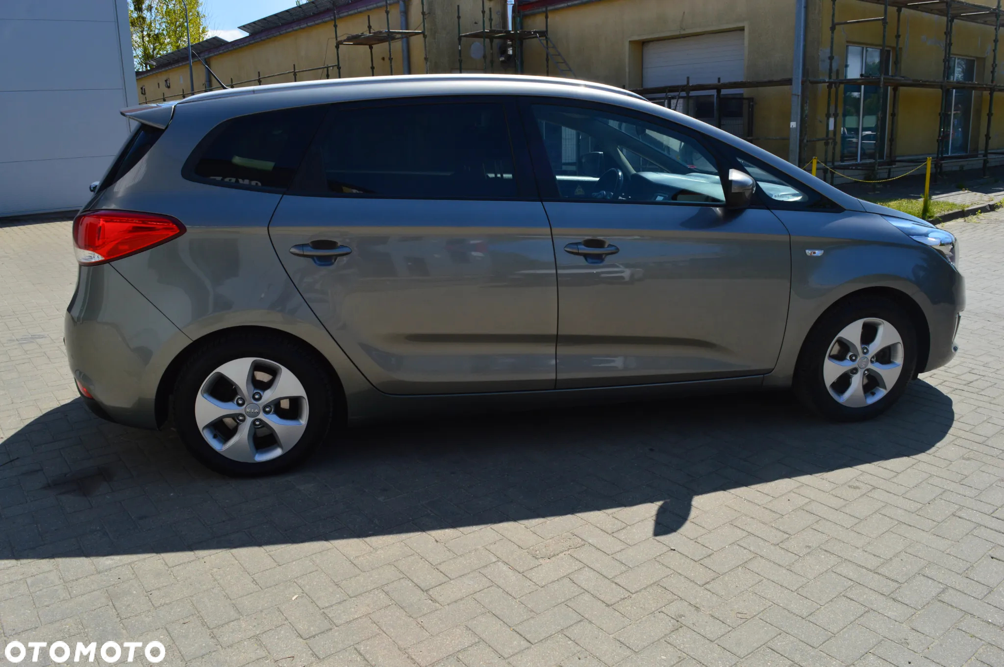 Kia Carens 1.6 GDI Dream Team Edition - 10