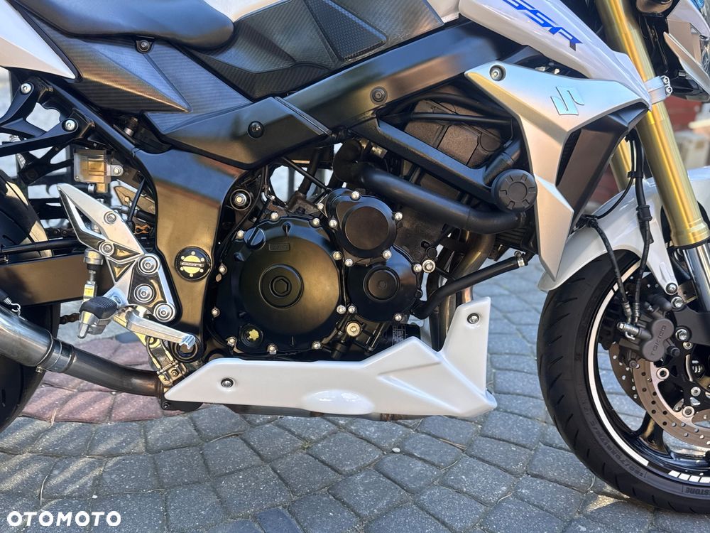 Suzuki GSR - 14