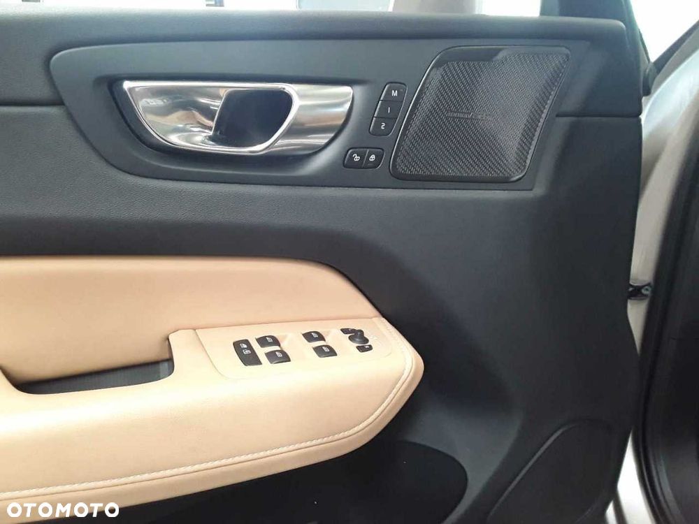 Volvo XC 60 B4 D AWD Ultimate Bright - 19