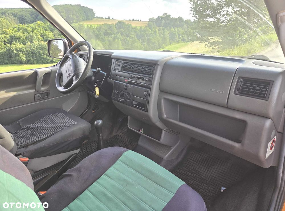 Volkswagen Caravelle - 6