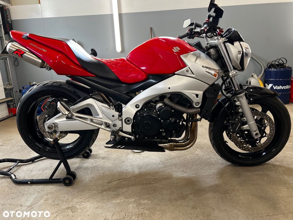 Suzuki GSR - 2