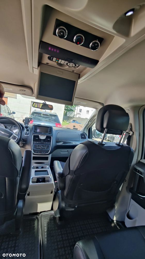 Chrysler Town & Country - 20