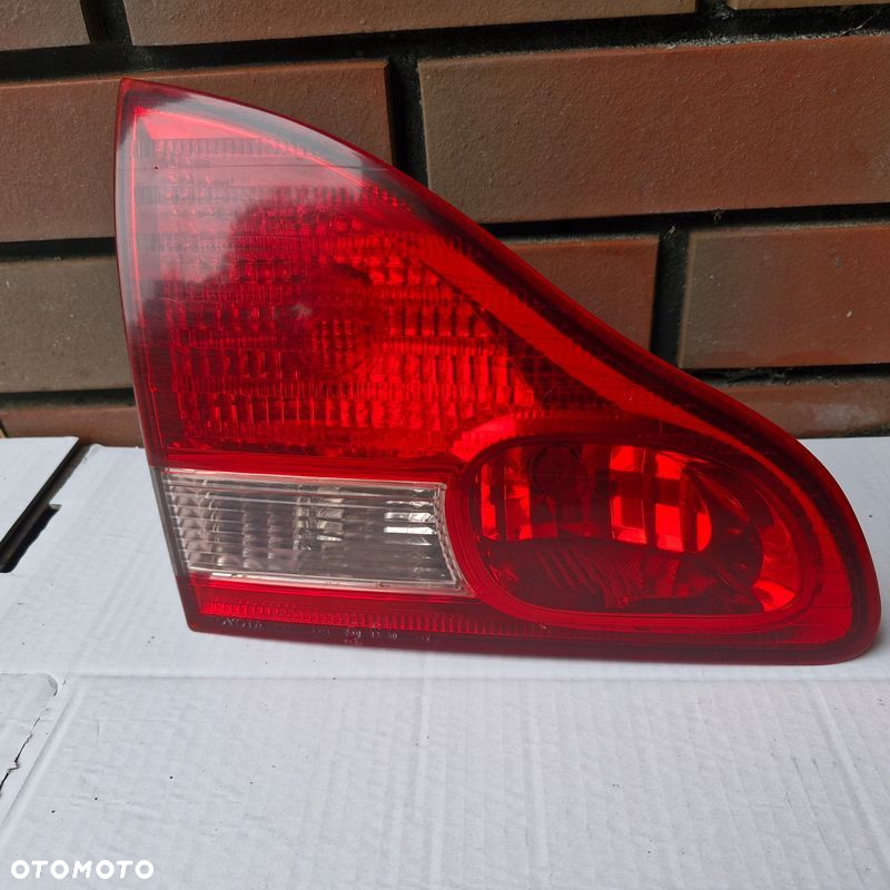 AVENSIS VERSO LAMPA TYLNA LEWA W KLAPĘ - 2