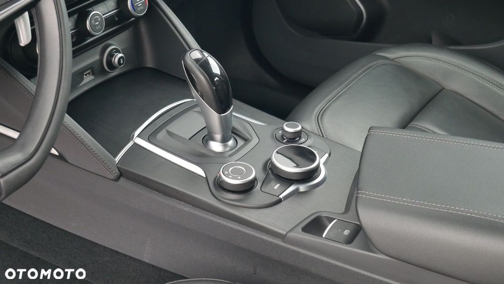 Alfa Romeo Stelvio - 13