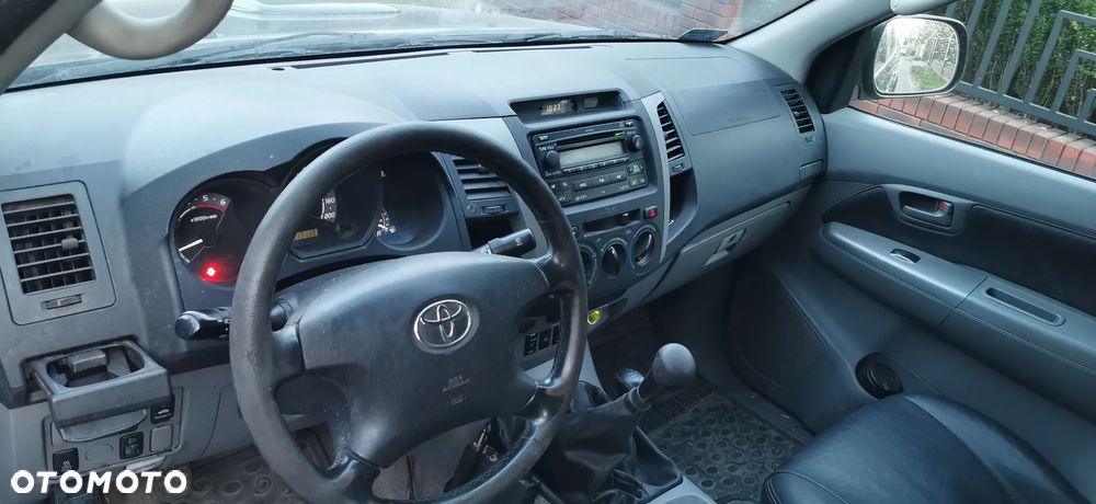 Toyota Hilux 2.5 D-4D DLX + - 9