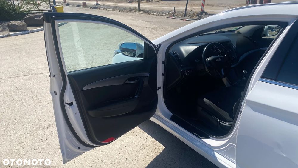 Hyundai i40 Kombi blue 1.6 Family+ - 10