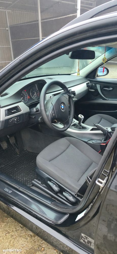 BMW Seria 3 318d DPF Touring - 10