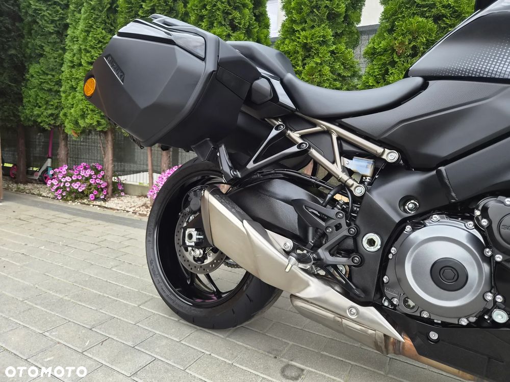 Suzuki GSX - 18