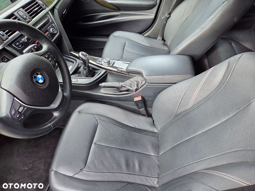 BMW Seria 3 320i Touring Luxury Line - 10
