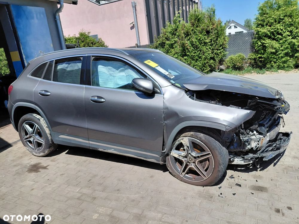 Mercedes-Benz GLA - 2