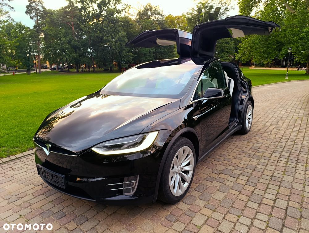 Tesla Model X - 13