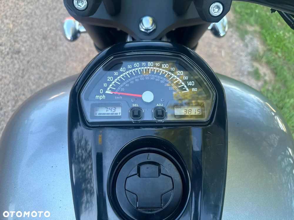 Suzuki Intruder - 10