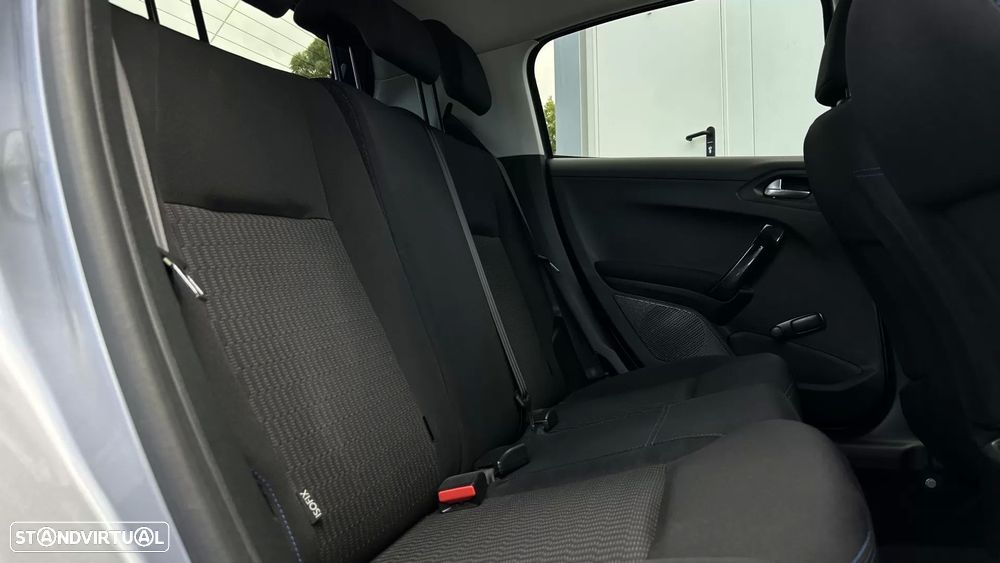 Peugeot 208 1.2 PureTech Signature - 17