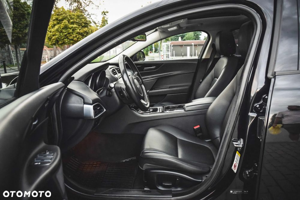 Jaguar XE 2.0 T R-Sport - 22
