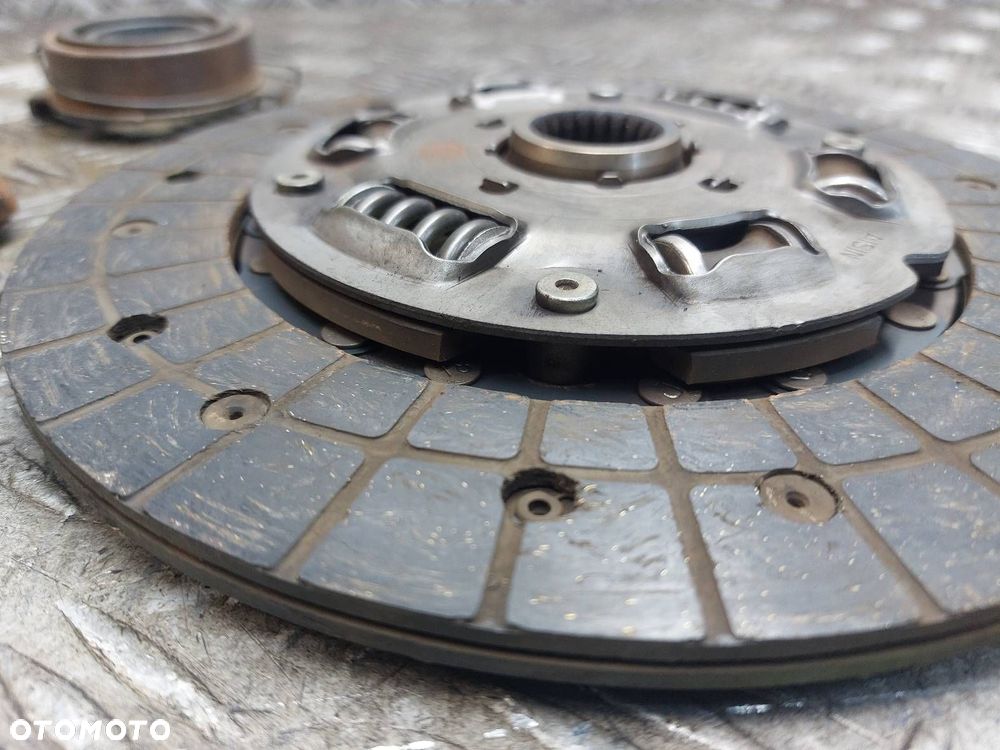 SPRZĘGŁO TARCZA + DOCISK + ŁOŻYSKO OPOROWE TOYOTA YARIS I 1.4 D4D - 3