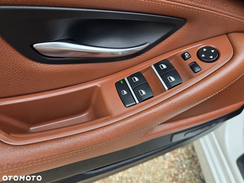 BMW Seria 5 525d Sport-Aut Luxury Line - 11