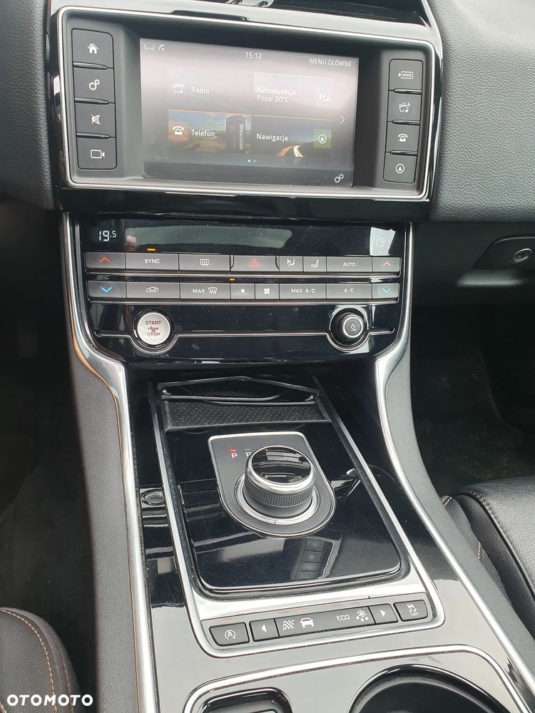 Jaguar XE - 22