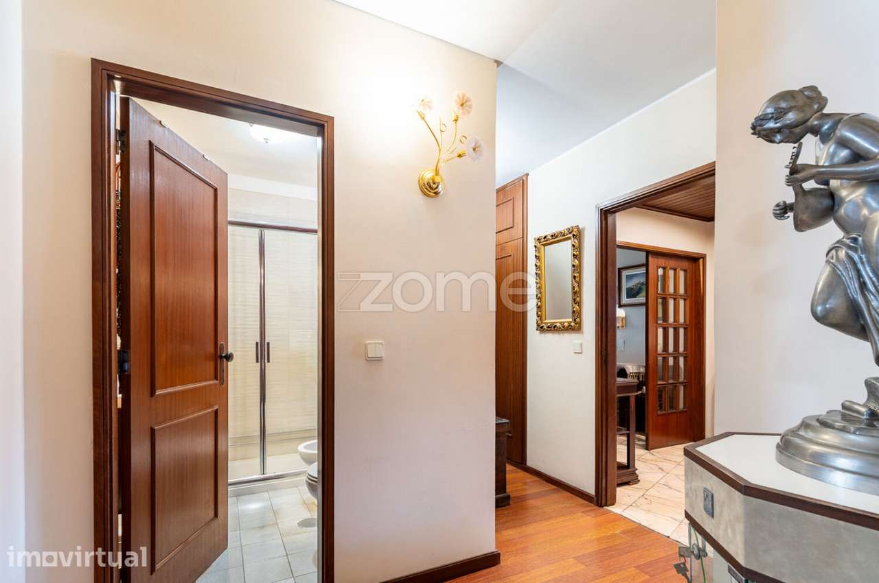 Apartamento T4, à Praça das Flores, 2 varandas, 4 arrumos - Grande imagem: 4/43