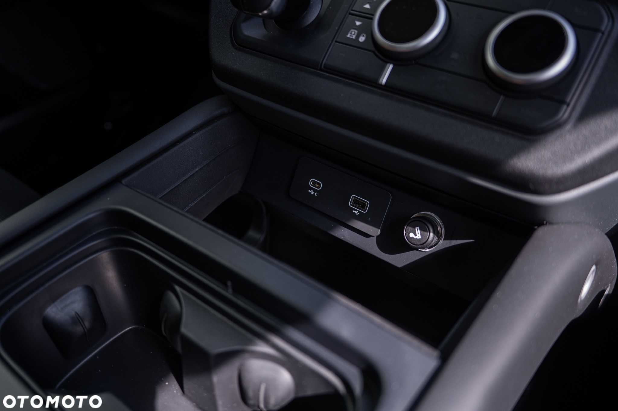 Land Rover Defender - 30