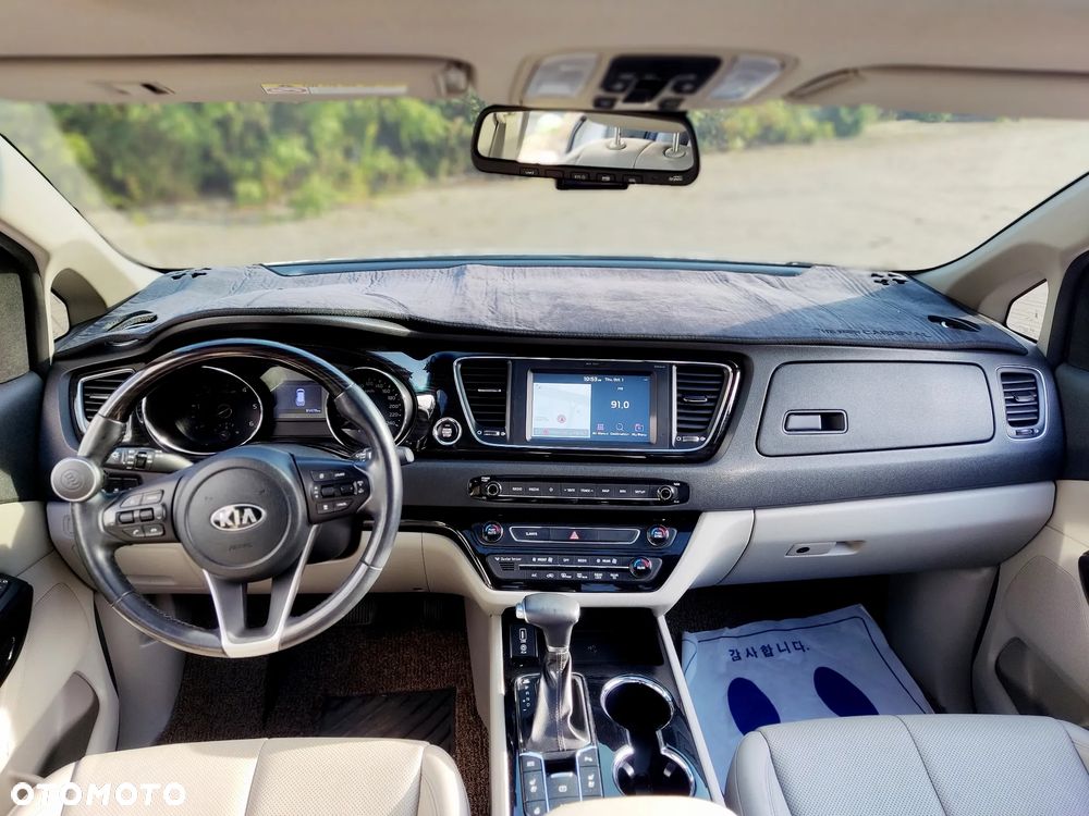 Kia Carnival - 32