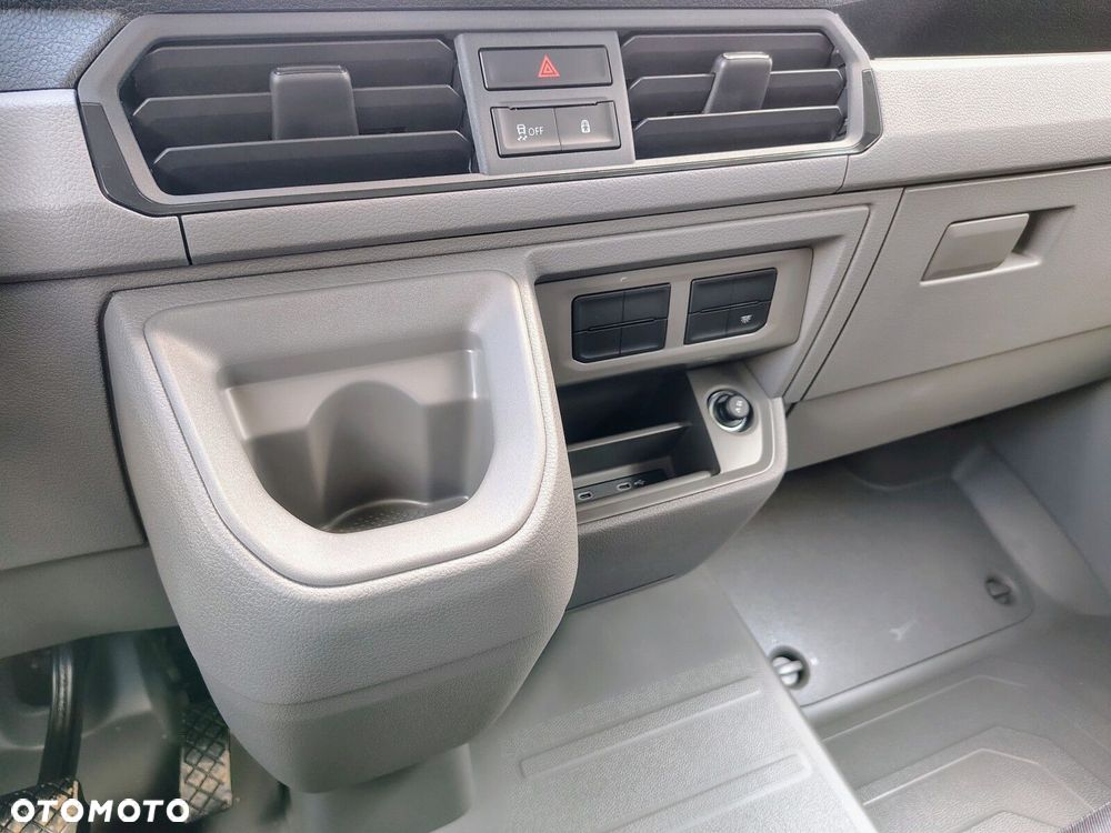Volkswagen Crafter Crafter 35 Furgon z wysokim dachem silnik: 2,0 l EURO VI SCR 163 KM / skrzynia biegów: Przedni napęd automatyczna 8-biegowa rozstaw osi: 4490 mm - 15