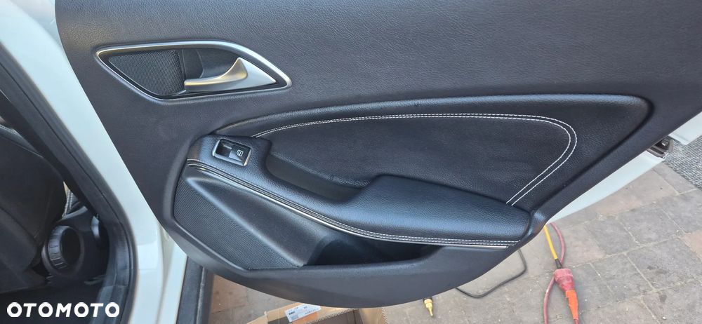 Mercedes-Benz GLA 180 7G-DCT - 16