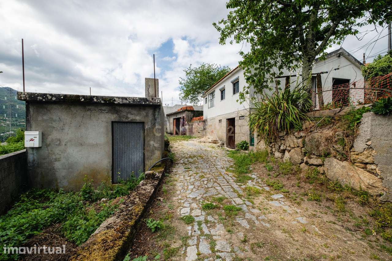 Moradia T2 em Cinfães | Terreno 1.114 m² | Lagar em Pedra | Garagem Fe - Grande imagem: 2/44