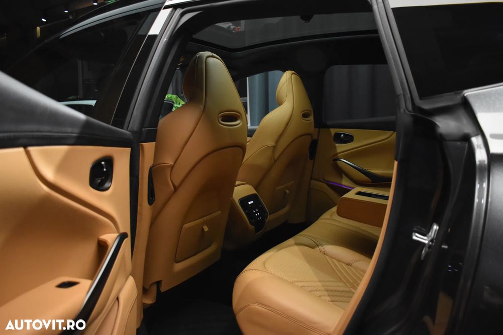Aston Martin DBX - 6