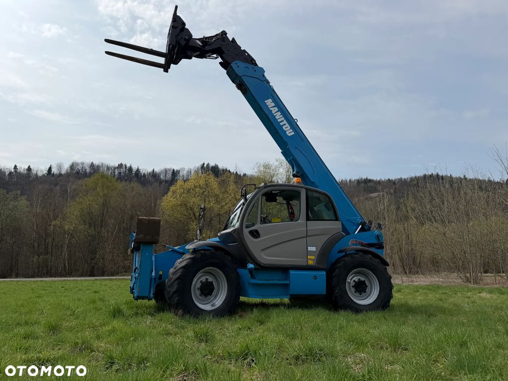 Manitou MT1840. Ładowarka Teleskopowa 18 metrów wysuw! UDŹWIG 4 TONY! Przebieg 2600 mtg. jak Nowa z SALONU. 2016 rok. z Norwegii z Gospodarstwa rolnego! Silnik PERKINS Turbo 110 km. Aktualne Serwisy w Dekra. Nowy Model sterowane wszystko z 1 dżojstika. Ani deka luzów czy wycieku. OKAZJA! Jazda REWERS + 4 biegi. Skręt 3 tryby. Wyjście Hydrauliczne pod przyczepę i oświetlenie, Poziomowanie ośi stabilizatory! Wyjścia Hydrauliczne na maszt! Okazja - 7