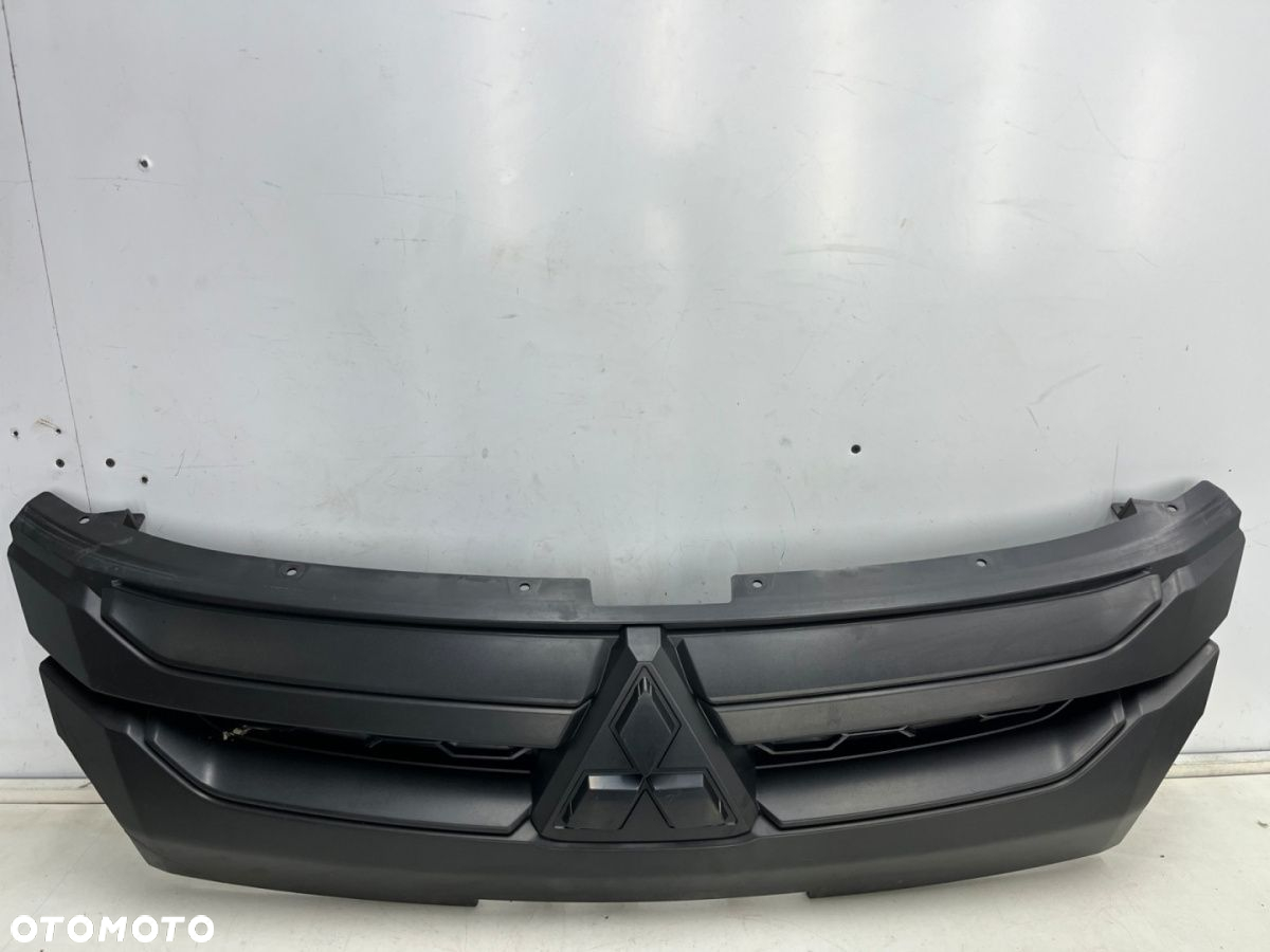 Atrapa Mitsubishi L200 5 V 19r.- grill przednia maskownica znaczek 7450B264 - 2