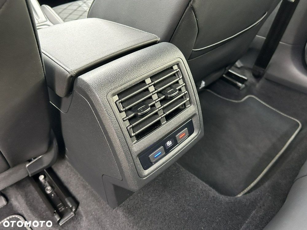 Volkswagen Golf 1.5 eTSI OPF DSG R-Line - 22