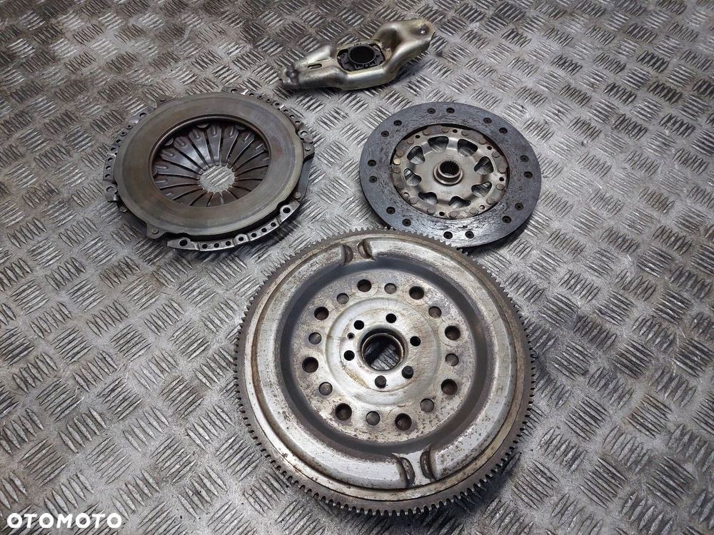 KOŁO DWUMASOWE + TARCZA + DOCISK + ŁOŻYSKO OPOROWE AUDI A4 B5 1.8 20V - 6