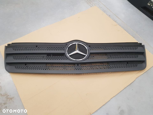 Grill Atrapa Mercedes Atego