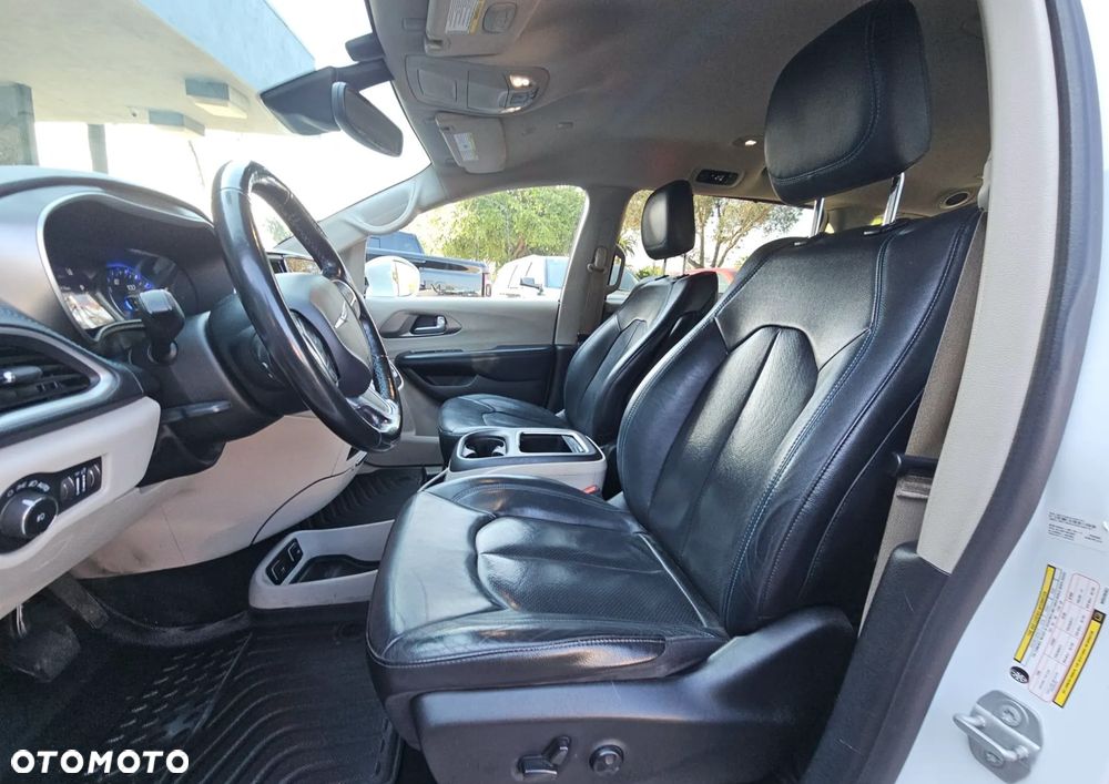 Chrysler Pacifica - 8