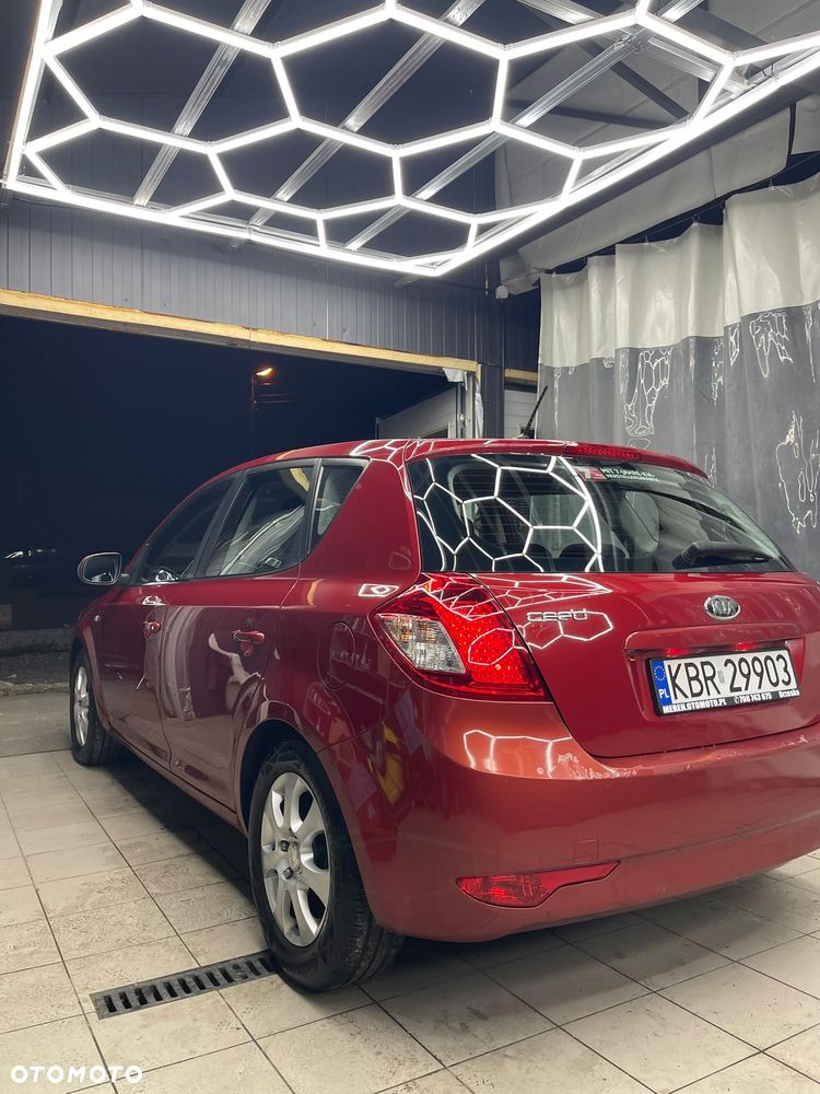 Kia Ceed - 11