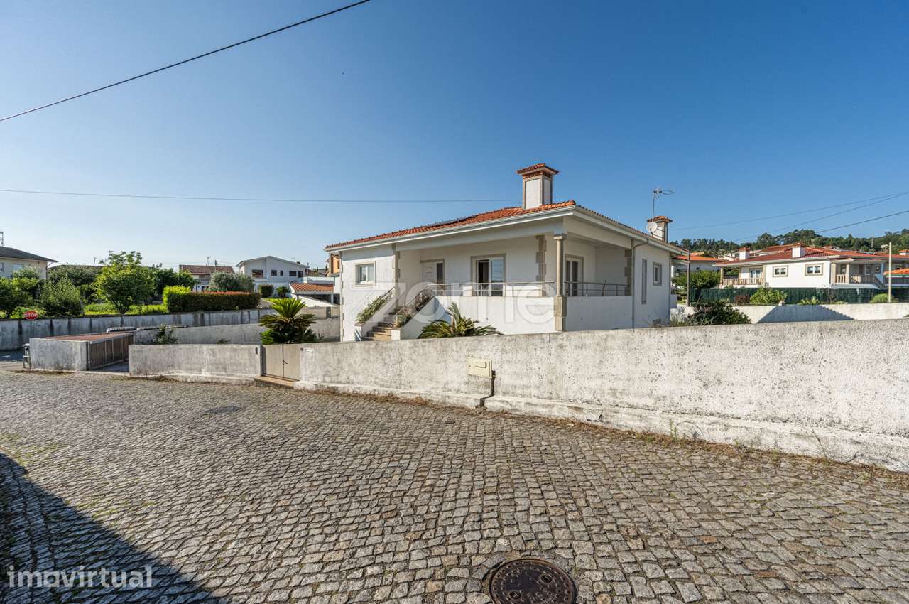 Moradia T3 individual com jardim e churrasqueira em Santo Tirso - Grande imagem: 4/54
