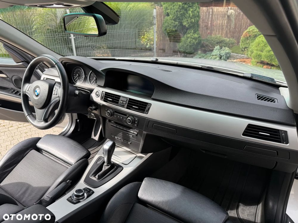 BMW Seria 3 325xi Touring - 9