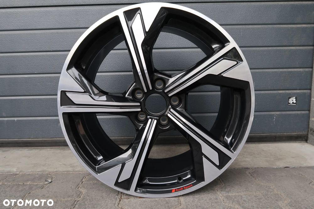 AD17 Felga Audi A4 8w0601025EM 8,5x19et40 - 3