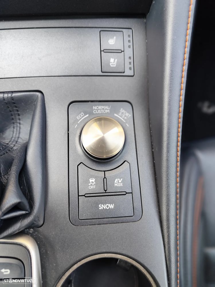 Lexus RC 300h Black Edition - 28