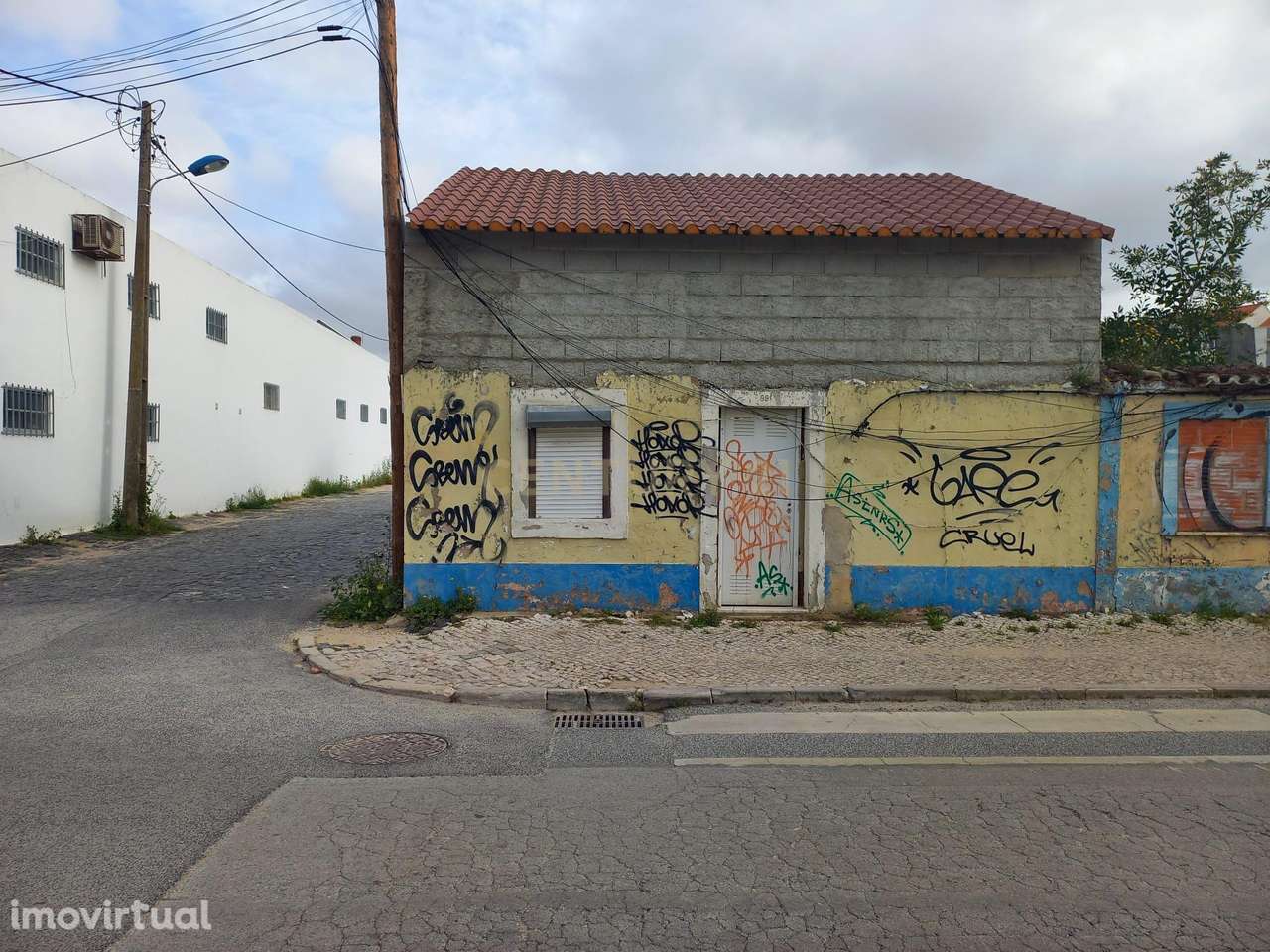 Lote com 3 moradias  - 2 moradias T1 e 1 moradia T2 para reconstrução - Grande imagem: 2/19