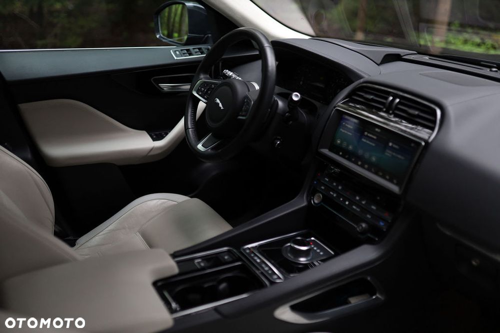 Jaguar F-Pace 25t AWD Prestige - 12