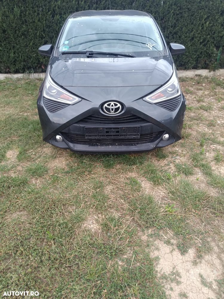 Toyota Aygo x-play connect - 1