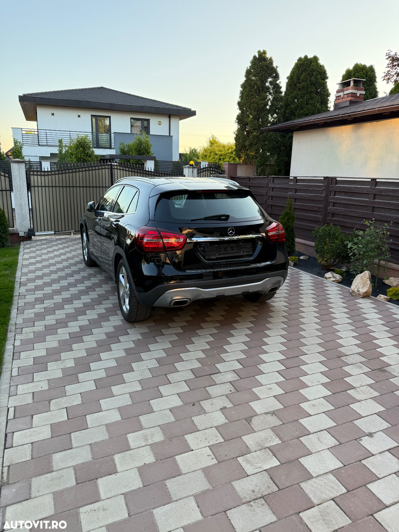 Mercedes-Benz GLA 250 4Matic 7G-DCT - 14