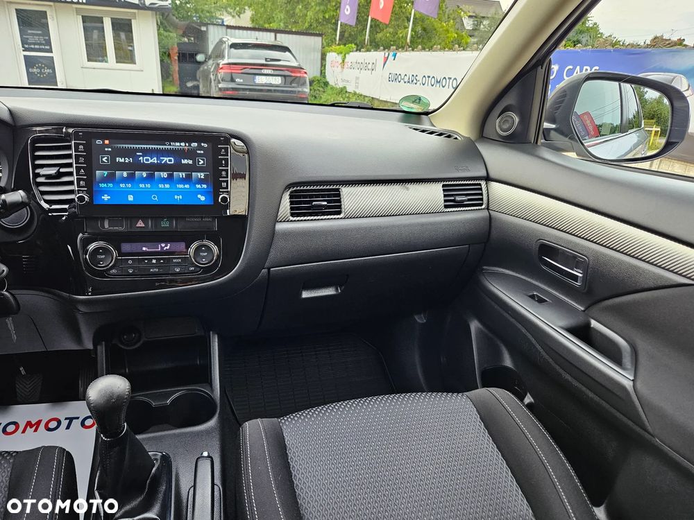 Mitsubishi Outlander 2.0 Invite + 2WD - 25