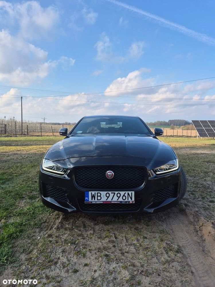 Jaguar XE 2.0 D AWD R-Sport - 3