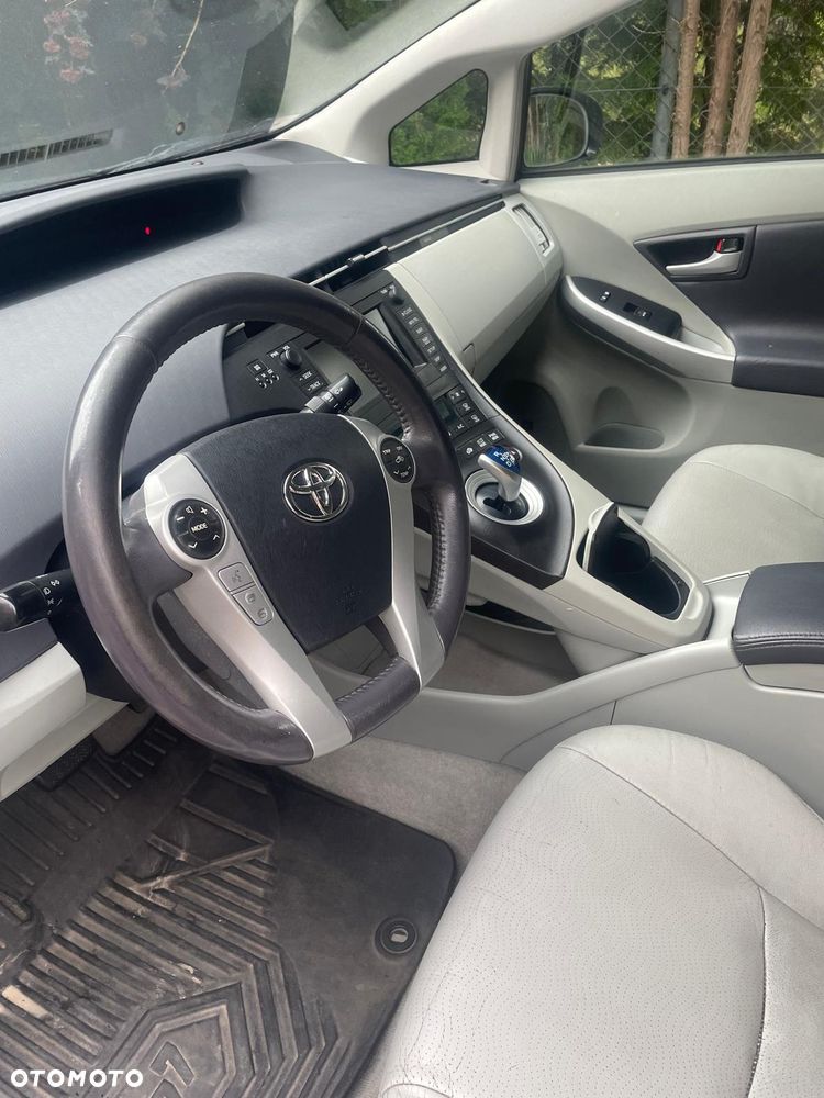 Toyota Prius (Hybrid) - 3