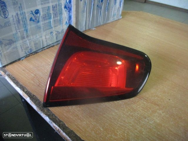 Farol Tras 9685225480 CITROEN C3 2012 REFLETOR MALA TD VALEO CITROEN C3 2 FASE 1 2012 1.6HDI 92CV 5P PRETO REFLETOR MALA TD VALEO CITROEN C3 A51 FASE 1 2011 1.4I 75CV 5P VERMELHO MALA DRT - 1