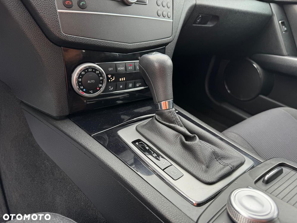 Mercedes-Benz Klasa C 180 BlueEFFICIENCY 7G-TRONIC Elegance - 31